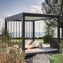 Moderne Biohort Pergola in Dunkelgrau/Silber-Metallic im Garten mit Liegen. Terrassenüberdachung für Outdoor-Bereich.