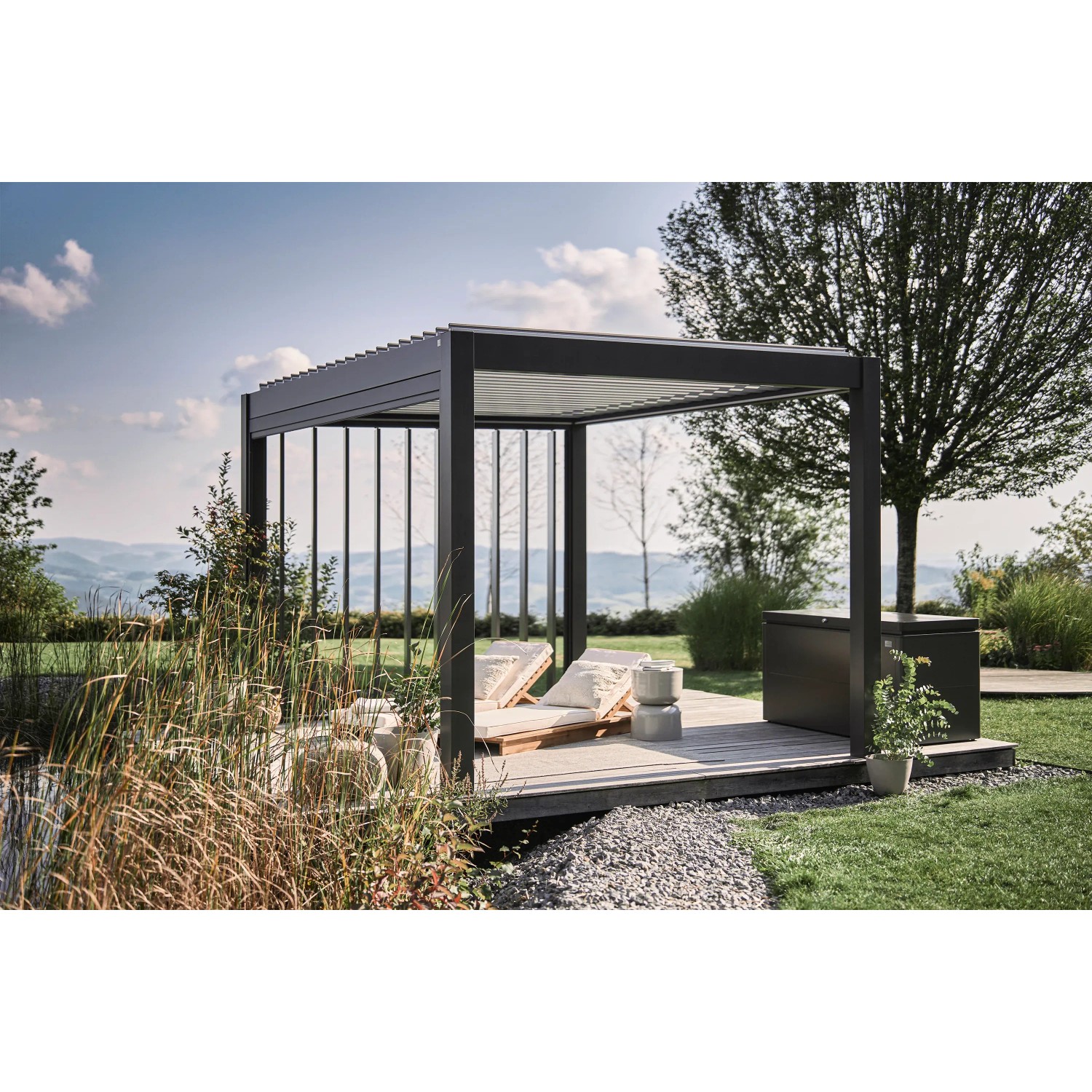 Moderne Biohort Pergola in Dunkelgrau/Silber-Metallic im Garten mit Liegen. Terrassenüberdachung für Outdoor-Bereich.