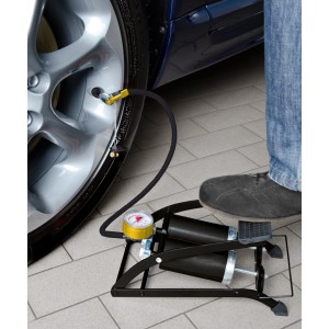 CMI Fußluftpumpe mit Doppelzylinder beim Aufpumpen eines Autoreifens.