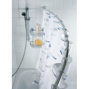 Bogenförmige, chromfarbene Wenko Teleskop-Badewannenstange mit Duschvorhang in Badezimmer.