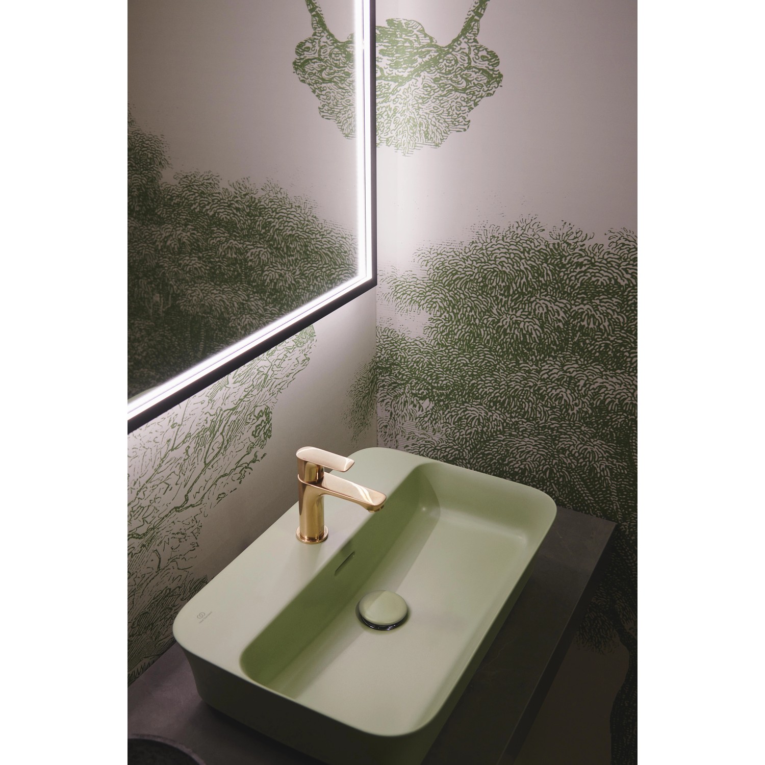 Ideal Standard Waschtischarmatur Connect Air Slim in gebürstetem Gold auf einem Waschtisch.