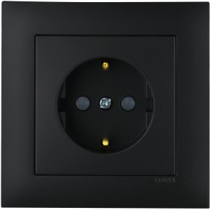 Schwarze Logus Steckdose mit erhöhtem Berührungsschutz.