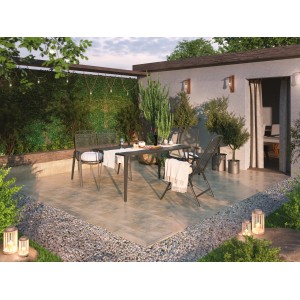 Gartenbank Sacramento 2-Sitzer aus Stahlgeflecht mit Gartentisch und Stühlen auf einer Terrasse.