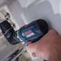 Bosch Professional Akku-Bohrschrauber GSR 12V-15 FC mit Winkelaufsatz im Einsatz.