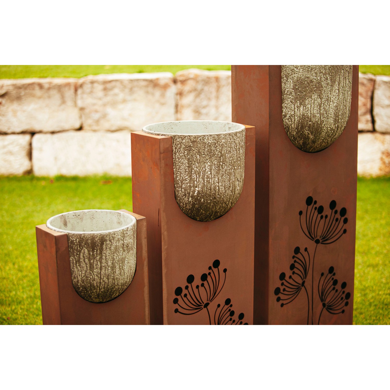 Ferrum Art Design Säulen-Set Stone, 3 Säulen in Rostoptik mit bepflanzbaren Kalkbetontöpfen. Gartendekoration.