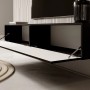 Schwarzes Selsey Veldio TV-Hängeboard, 175 cm, matte Lamellenfront, zwei offene Fächer mit hellem Innenraum.