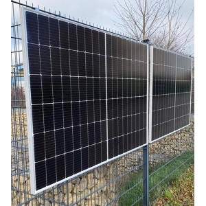 Absaar Solar Balkonkraftwerk-Set mit zwei schwarzen 410 W Solarmodulen an einem Zaun.