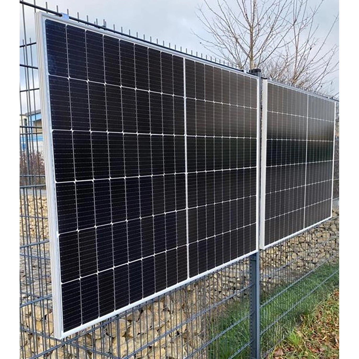 Absaar Solar Balkonkraftwerk-Set mit zwei schwarzen 410 W Solarmodulen an einem Zaun.