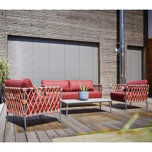 4-teiliges Lounge-Set Staves mit Seilbespannung in Terrakotta, bestehend aus Sofa, Sesseln und Tisch.