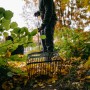 Fiskars Ergonomic Schaufelrechen im Einsatz zum Aufsammeln von Laub im Garten.