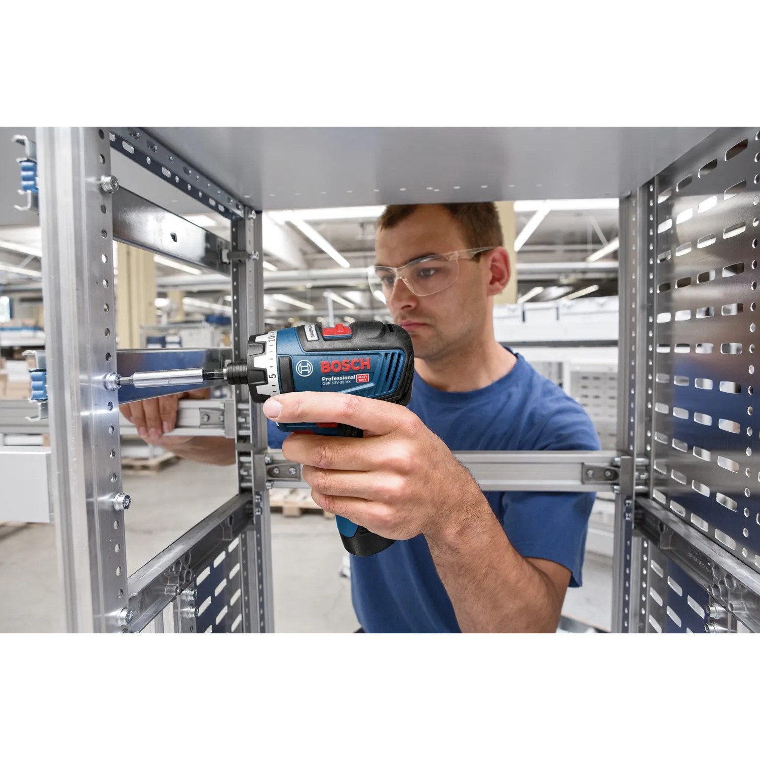 Bosch Professional GSR 12V-35 HX Akku-Bohrschrauber im Einsatz beim Schrauben in Metall.