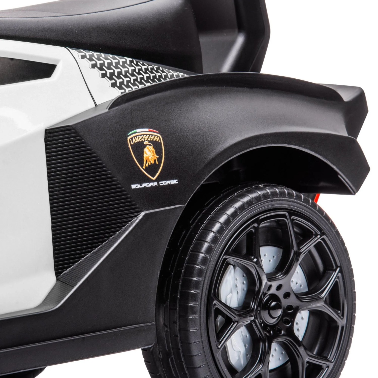 AIYAPLAY Kinderfahrzeug, weiß-schwarzes Quad mit schwarzem Rad, Lamborghini Logo und Seitenverkleidung aus Kunststoff.
