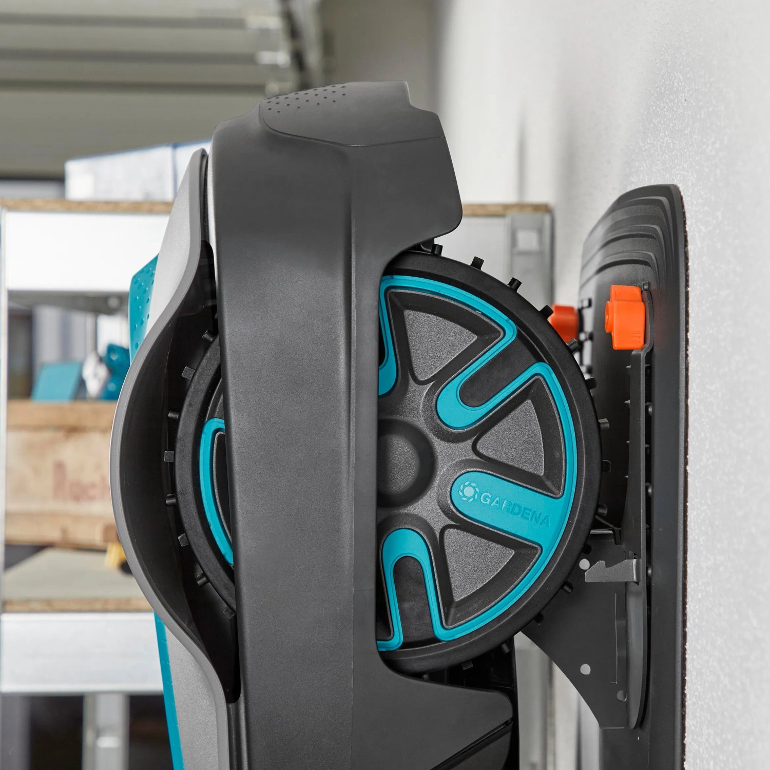 Gardena Wandhalterung mit Sileno Mähroboter, platzsparende Aufbewahrung.