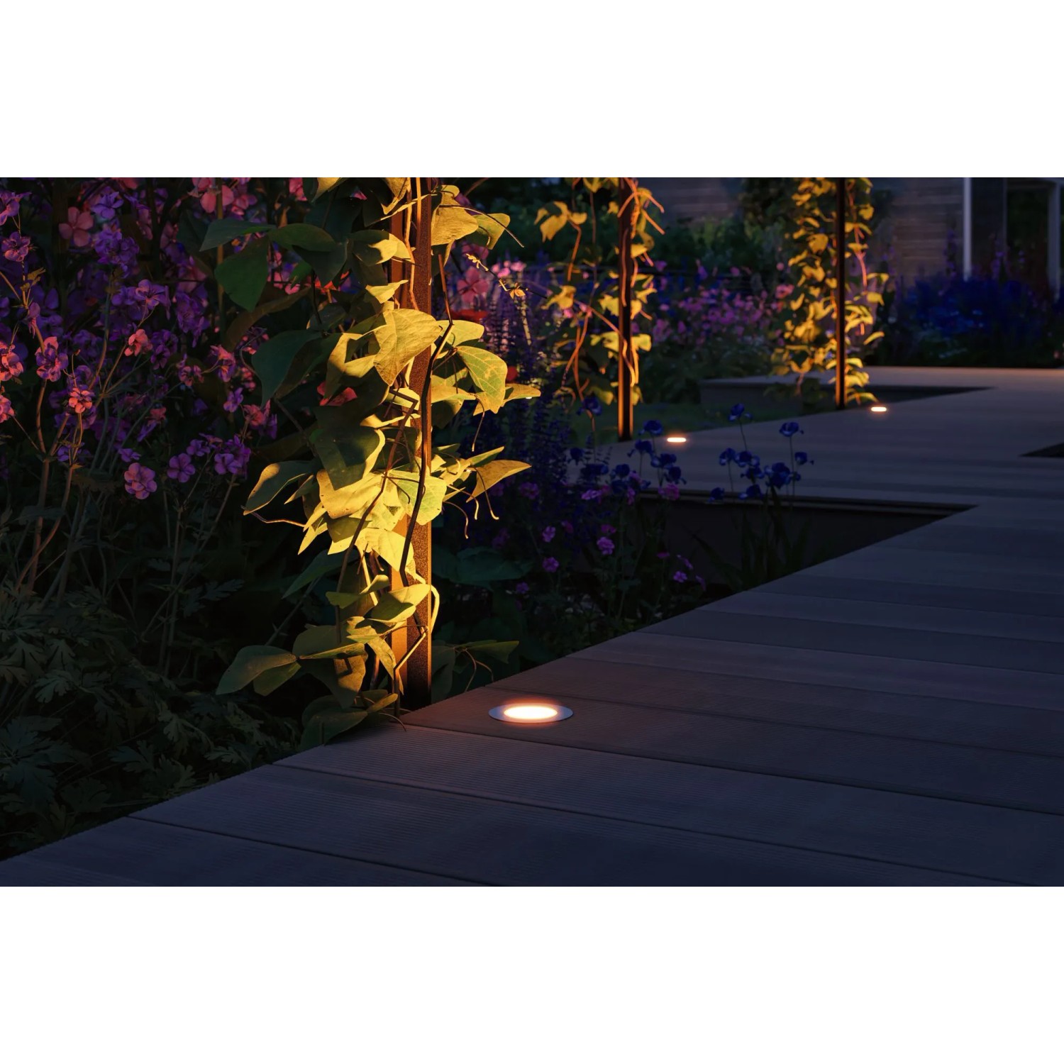 Paulmann LED Bodeneinbaustrahler Floor Plug & Shine im Garten, warmweißes Licht.