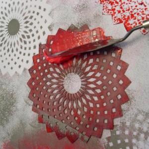 Marabu Malmesser (9,5 cm) mit roter Farbe auf einer Schablone. Werkzeug für kreative Wandgestaltung.