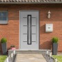 Graue Sicherheits-Haustür ThermoSpace Milano RC2 mit Glaseinsatz und Edelstahlgriff vor Backsteinhaus.