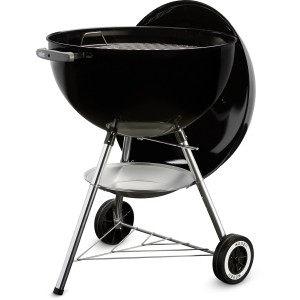Schwarzer Weber Holzkohle-Kugelgrill Classic Kettle Ø 57 cm mit geöffnetem Deckel.