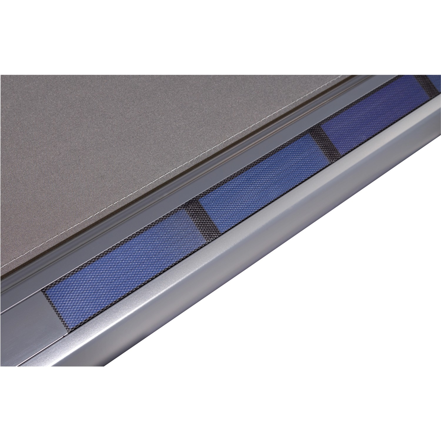 Detailansicht der anthrazitfarbenen Kassettenmarkise Maraca mit Solarpanelen.