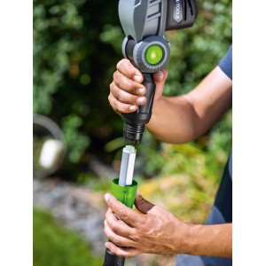 LUX Akku-Heckenschere/Astsäge Set: Akku wird eingesetzt. Teleskopierbar für hohe Hecken und Äste.