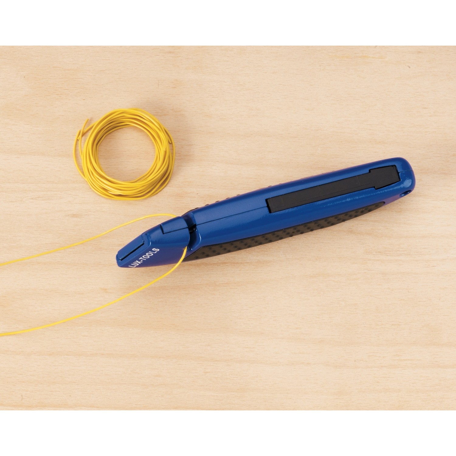 Blaues LUX Universalmesser Classic zum Basteln mit gelbem Kabel.