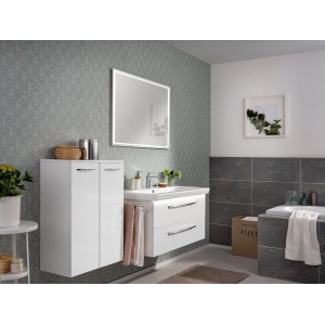 Fackelmann Bad-Hängeschrank Milano, weiß, 61 cm, im Badezimmer mit Waschbecken und Spiegel.