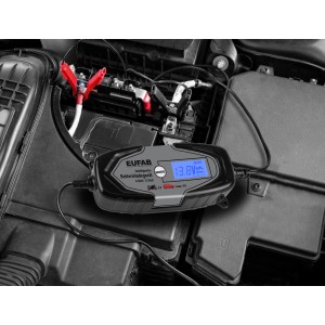 Eufab Batterieladegerät 6/12V 4A im Motorraum mit Ladeklemmen an Batterie.