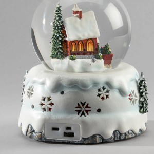 Konstsmide Kugellaterne mit beleuchtetem Winterhaus, Tannenbaum und Schlitten, warmweiße LEDs, festliche Weihnachtsdeko innen.