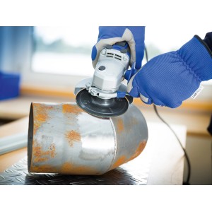 Anwendung einer LUX Fiberscheibe Classic (Körnung 24) auf einem Metallrohr mit einem Winkelschleifer.