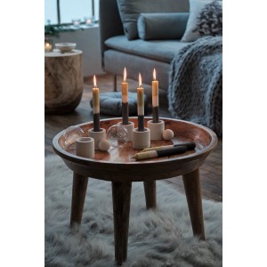 Ultrament Bastel Beton: Kerzen und Deko-Elemente auf einem Holztisch arrangiert.