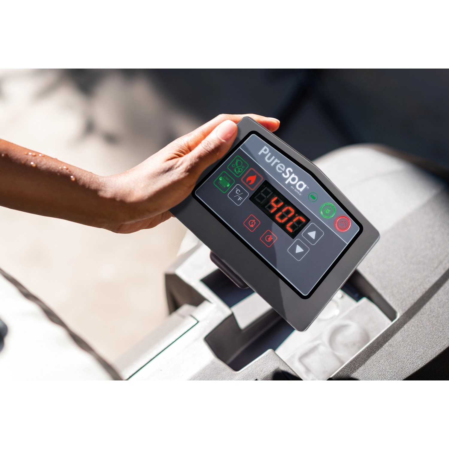 Detailaufnahme der abnehmbaren Steuereinheit des Intex PureSpa Bubble Massage Greywood Deluxe Whirlpools.