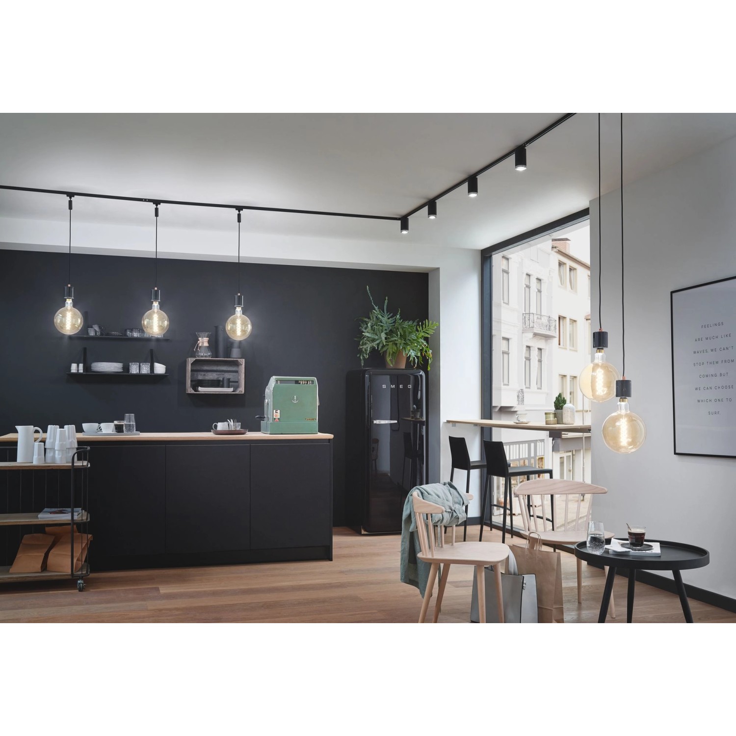 Schienensystem: Schwarze Paulmann URail Kabeleinspeisung mit 1m Kabel in moderner Küche.