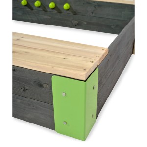 Detailansicht des Exit Aksent Holzsandkasten 200x140 cm mit grünen Metallecken und Sitzbank.