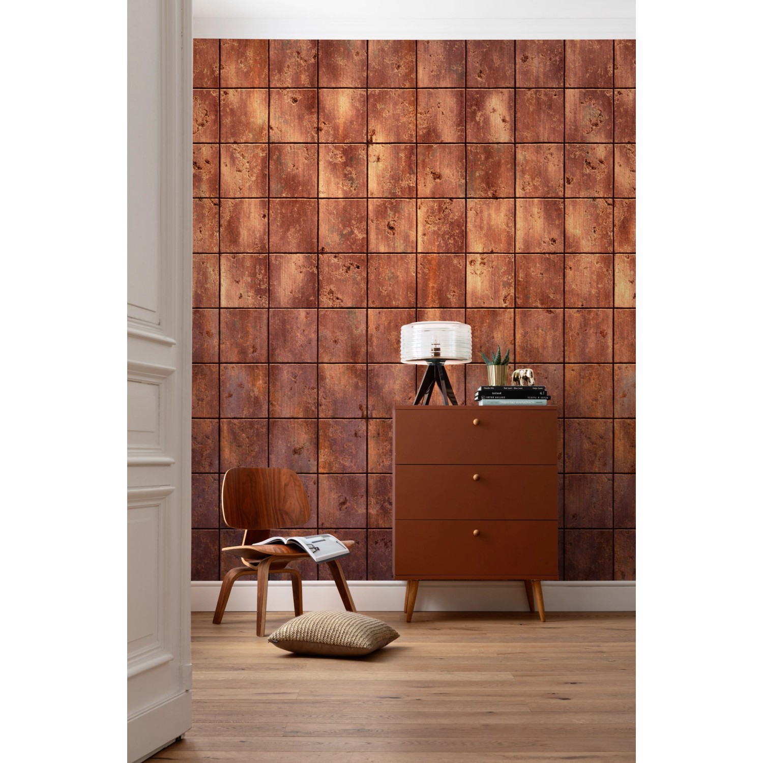 Komar Vlies Fototapete Erosion, 400x280cm, mit braunem Fliesenmuster im Wohnraum.