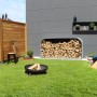 Vitavia Kaminholzregal Ardor 401 flach Zinkalum, gefüllt mit Holz, im Garten.