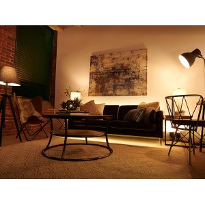 Wohnzimmer mit warmweißem Licht durch Osram E14 LED Tropfenlampen für gemütliche Atmosphäre.