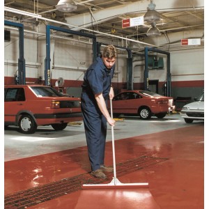 Unger WaterWand Bodenwischer 75 cm, rot, im Einsatz in einer Werkstatt.