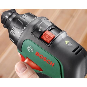 Detailaufnahme: Bosch AdvancedDrill 18 Solo Akkuschrauber mit rotem Schalter und Drehmoment-Einstellung.