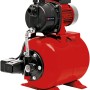 Einhell Hauswasserwerk GC-WW 6538 Set: Rote Pumpe mit schwarzem Pumpenkopf und Manometer.