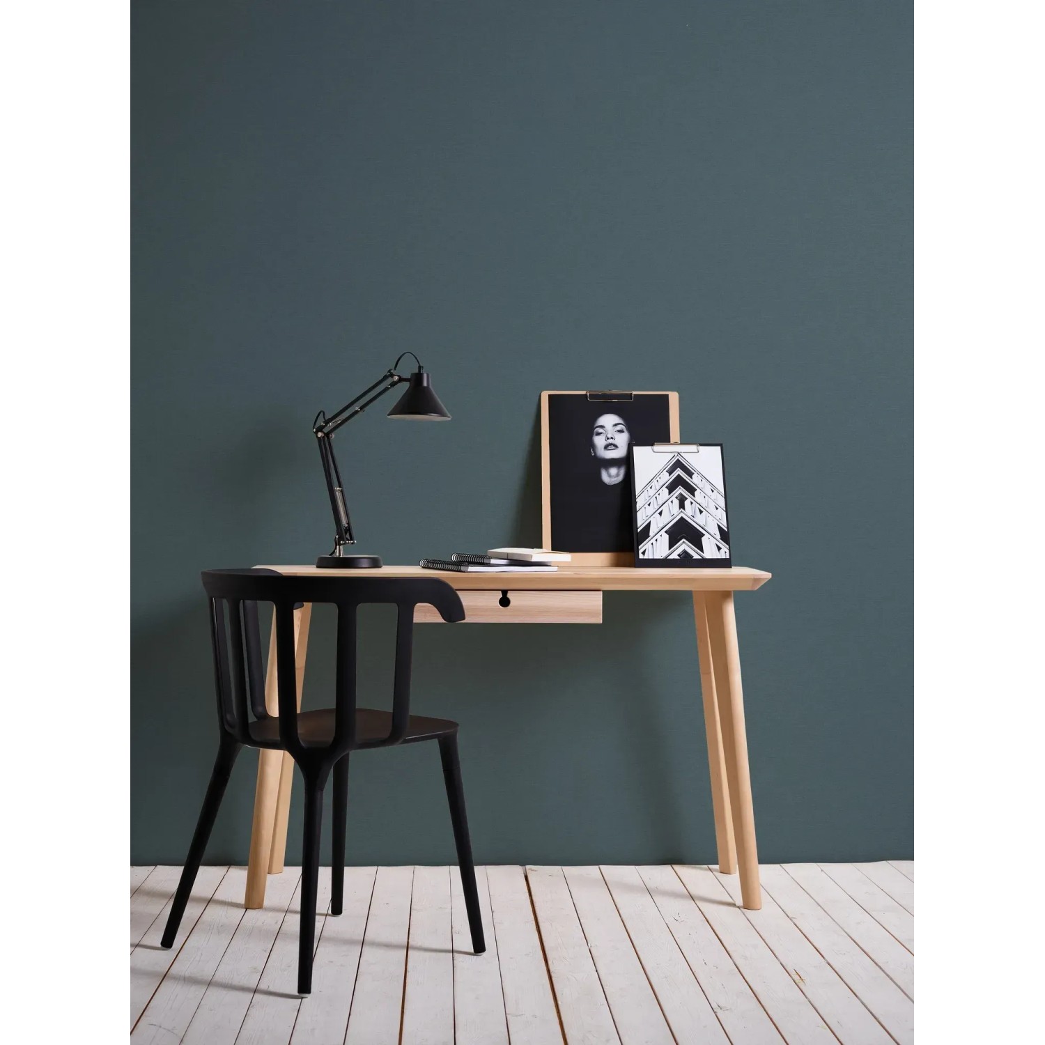 Blau gestrichene Wand mit Vliestapete Uni Matt Leicht Strukturiert FSC®, zu sehen im Arbeitszimmer.