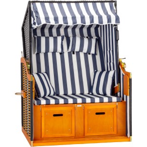 Gestreifter Acamp Strandkorb Sylt aus FSC®-Holz mit blau-weißen Kissen und ausziehbarem Fußhocker.