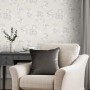 Laura Ashley Vliestapete Igerna Natural Beige mit Blumenmuster im Wohnraum.