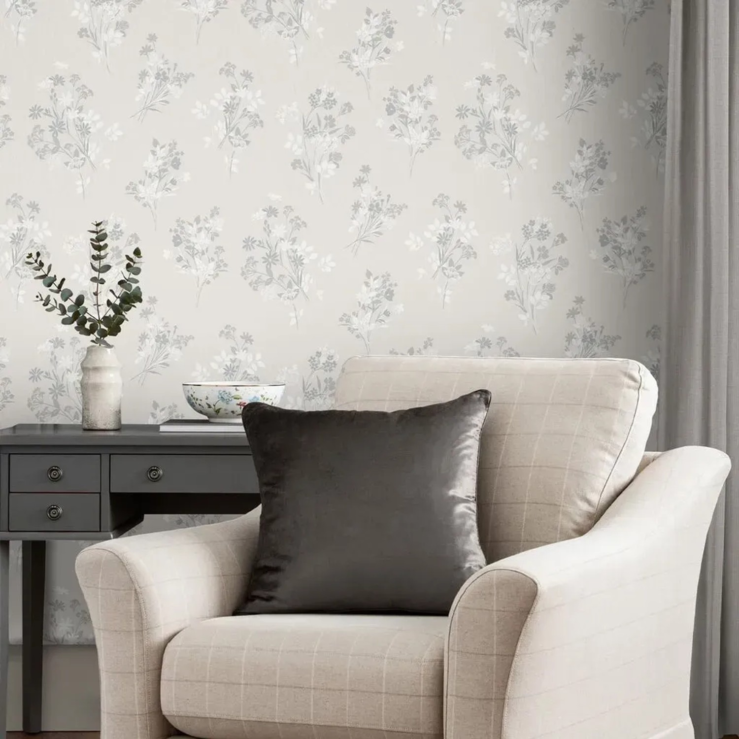 Laura Ashley Vliestapete Igerna Natural Beige mit Blumenmuster im Wohnraum.