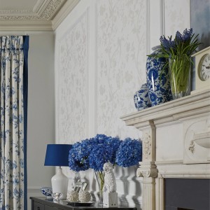 Laura Ashley Vliestapete Oriental Garden in Weiß mit floralem Muster und Perlglanz-Effekt.