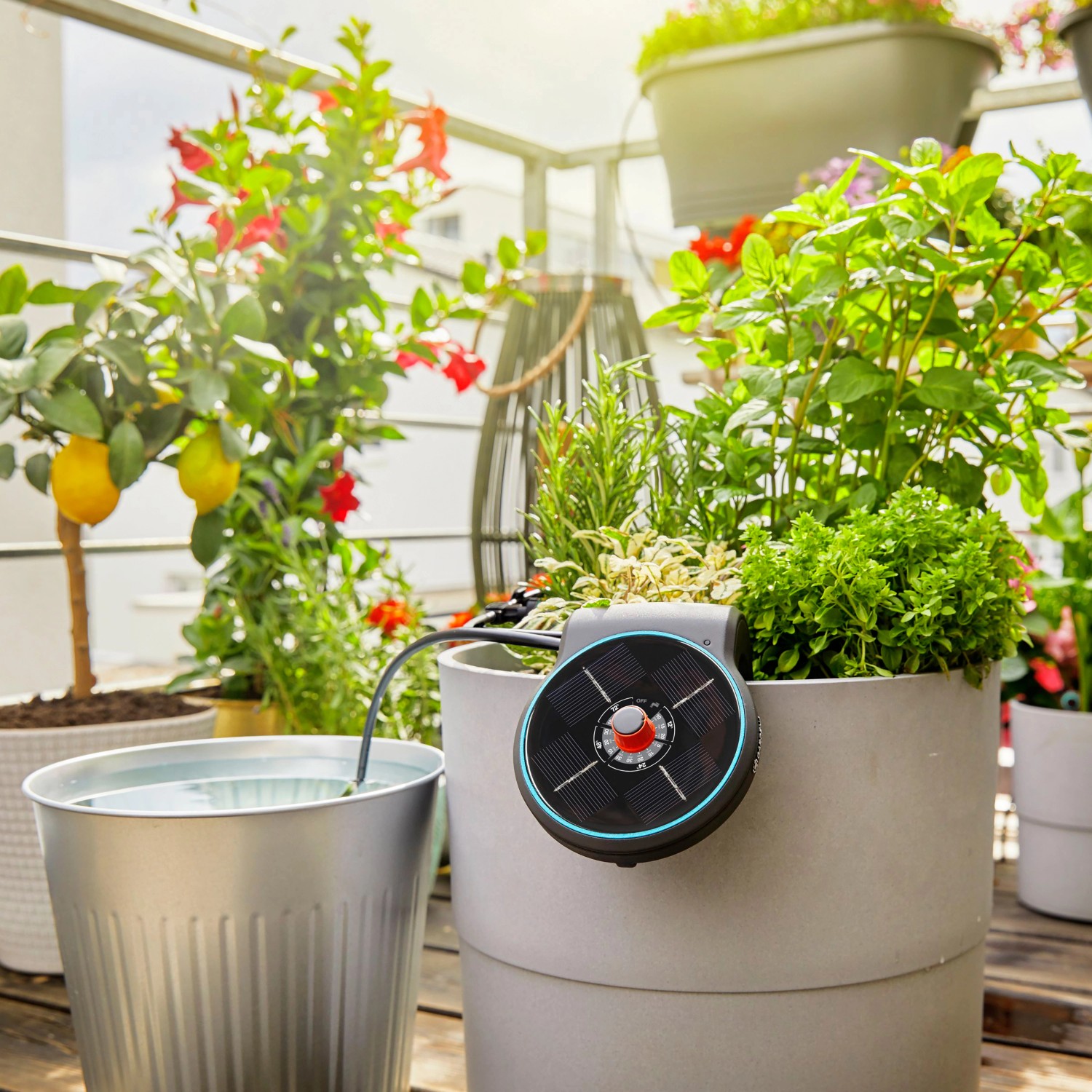 Gardena Solar-Bewässerung Aqua Bloom Set im Einsatz auf Balkon mit Pflanzen.