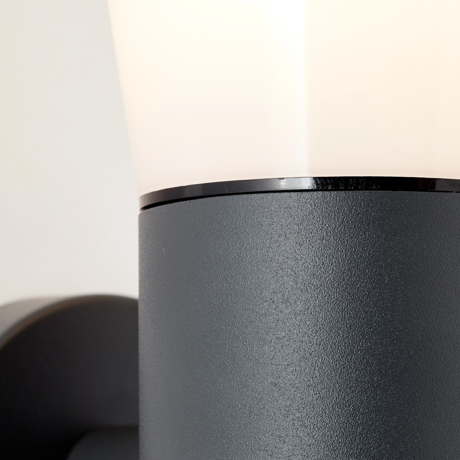 Nahaufnahme: Anthrazitfarbene Brilliant Außenwandleuchte Cliffi mit Bewegungsmelder.