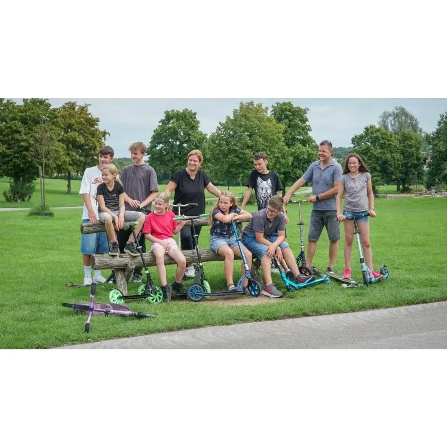 Six Degrees Aluminium Scooter grün, Testsieger, mit Klappmechanismus, Ständer, 205 mm. Gruppe im Park.
