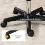 Schwarzes 5-Stern-Nylonfußkreuz des HOMCOM Salon Hockers mit 5 Universalrollen auf Teppich.