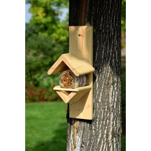 Halter für Vogelfutter im Glas aus Kiefernholz, montiert an einem Baumstamm.