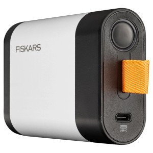 Fiskars Akku 12 V 4 Ah, weiß-schwarz, mit USB-C Anschluss und orangefarbener Schlaufe. Kompakte Powerbank.