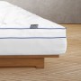 Beautissu BeauNuit MT Base Matratzenschoner 90x200, weiße Matratzenauflage mit blauem Rand.